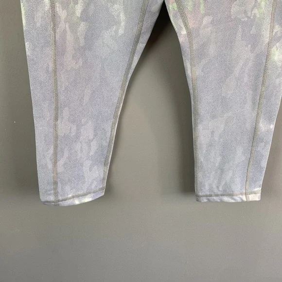 Zyia Womens Silver Metallic Camo Pocket Light n Tight Capri Leggings Size 6-8 - Picture 7 of 13